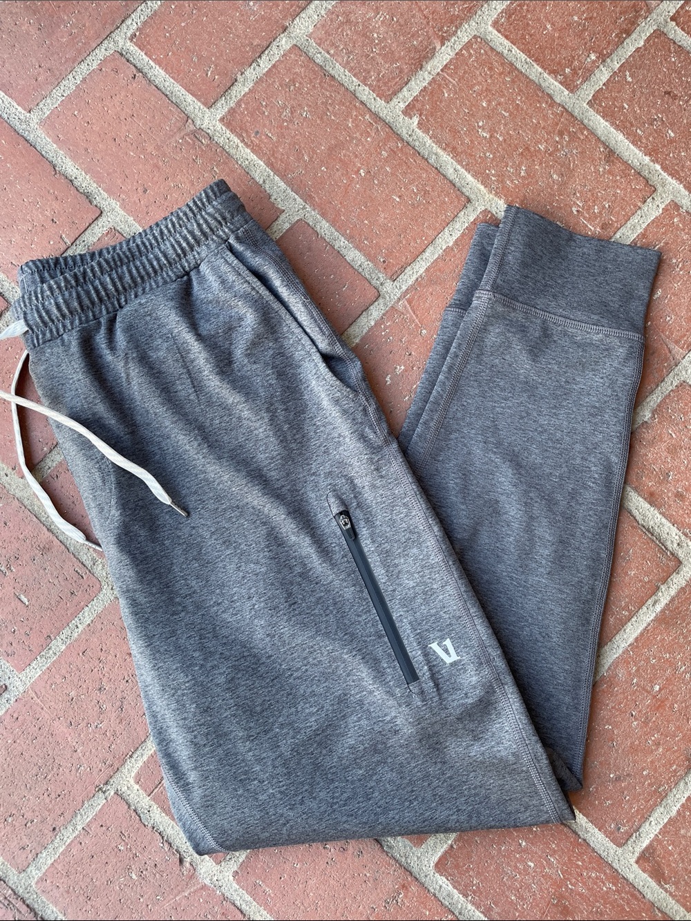 Vuori Men's Gray Sweatpants Joggers